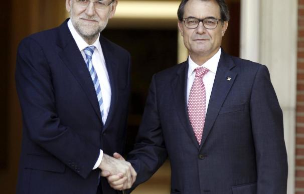 Rajoy dice a Mas que la consulta "ni se puede celebrar ni se va a celebrar"