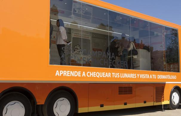 El autobús de la campaña de prevención solar 'Skinchecker' aparca este jueves en Vigo