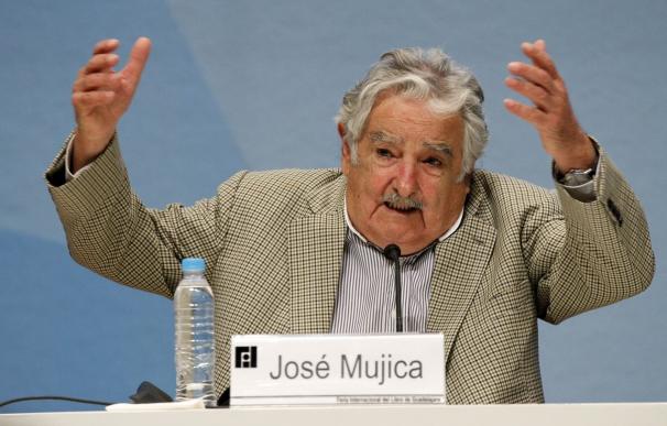 Mujica dice que Maduro "está loco como una cabra" y recalca que Almagro "no es ningún traidor"