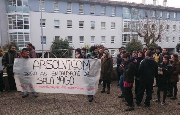Varias decenas de personas se concentran en Santiago en defensa de los acusados de ocupar la Sala Yago