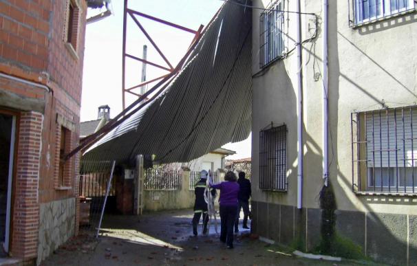 El viento arranca el tejado de una nave y lo empotra en una casa en un pueblo de Salamanca