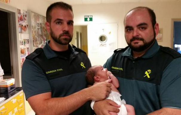 Los agentes de la Guardia Civil que rescataron al bebé