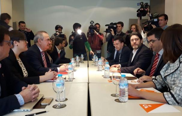 (AV) PSOE y Cs inician su reunión con la disposición de encontrar una "solución" a la "inestabilidad" política de Murcia