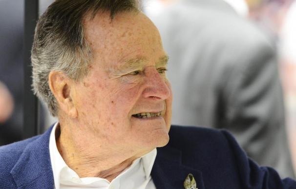 El expresidente George H.W. Bush deja el hospital y ya descansa en casa
