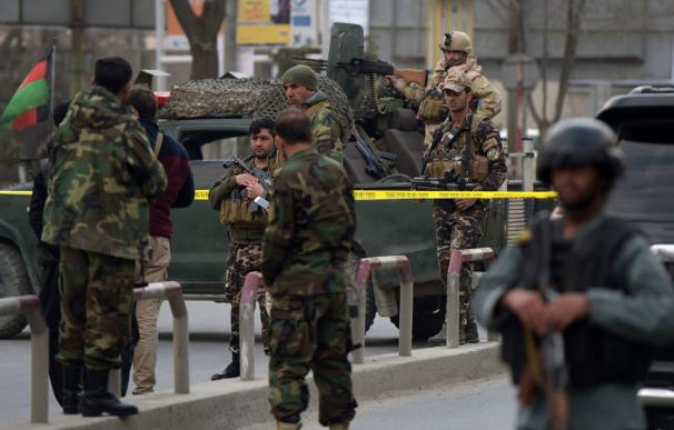 Al menos dos muertos en una explosión y un ataque al hospital militar de Kabul