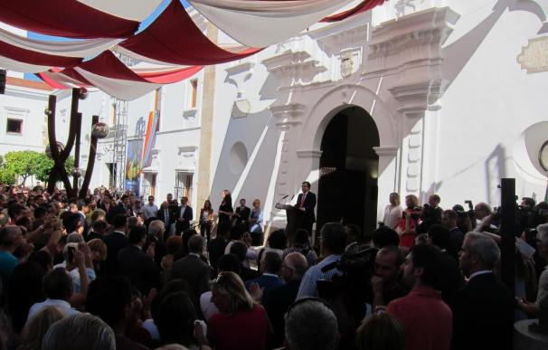Vara pide ayuda al Gobierno central para bajar el paro en su toma de posesión con presidente de Extremadura