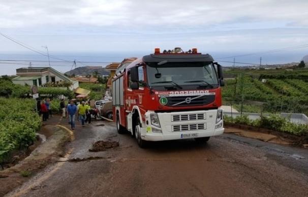 Revienta un estanque de agua en La Orotava (Tenerife) y afecta a cuatro coches