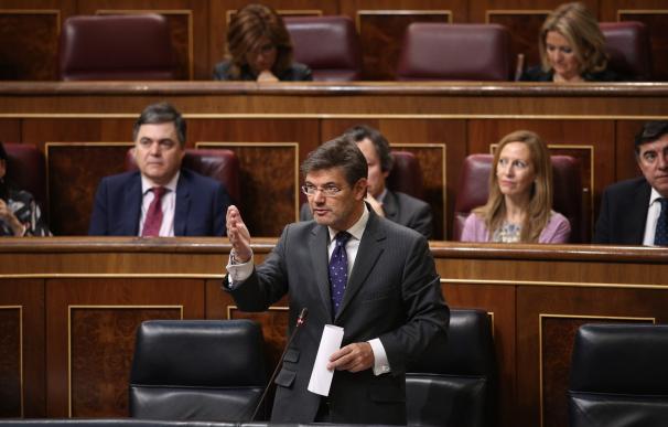Catalá reprocha al PSOE que siembre "dudas" sobre los fiscales, que son "cien por cien autónomos"