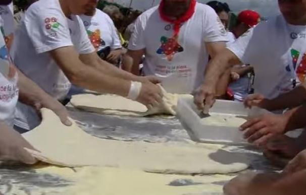 Cocineros napolitanos logran el récord Guiness con una pizza de 1.853 metros