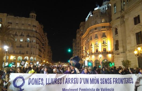 Miles de personas reclaman en València protección a las refugiadas al grito de 'Mujer y refugiada doblemente maltratada'