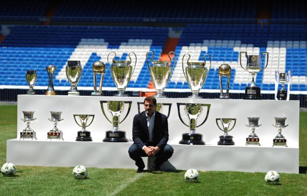 Casillas posó con todos sus títulos.