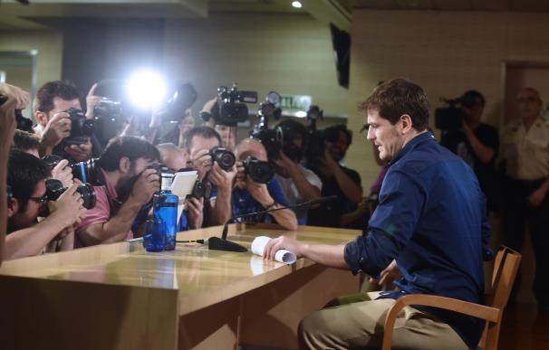 Casillas se despidió solo, emocionado y tras leer un comunicado.