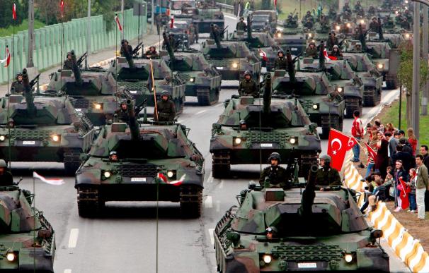 Un tribunal turco ordena prisión preventiva para 7 altos mandos militares