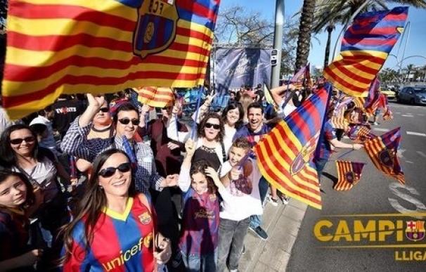 Más de 90.000 aficionados del Barça acuden a la rúa para celebrar el título de la Liga