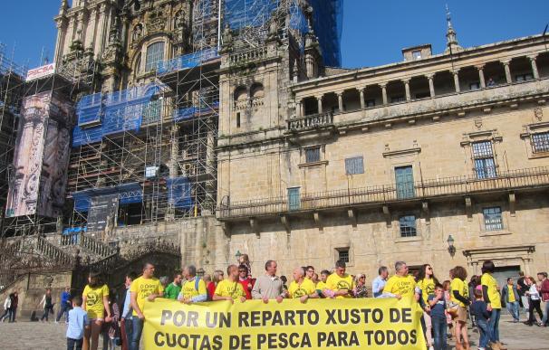 Un centenar de trabajadores del cerco recorren las calles de Santiago para pedir un reparto de cuotas "más justo"