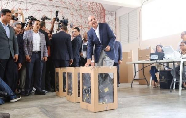 El presidente de República Dominicana, Danilo Medina, ejerce su derecho al voto