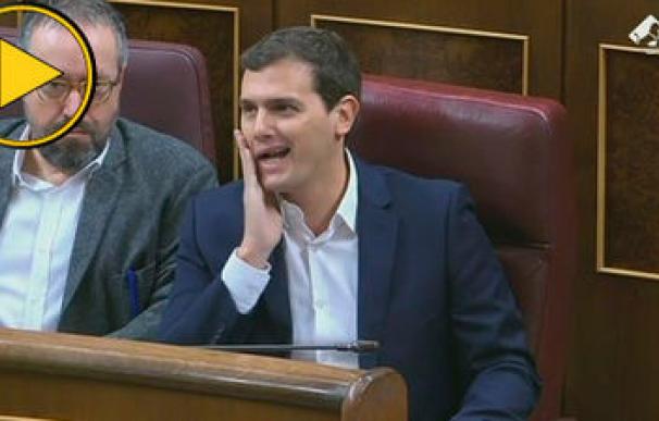 Rivera hace el gesto de caradura a Rajoy