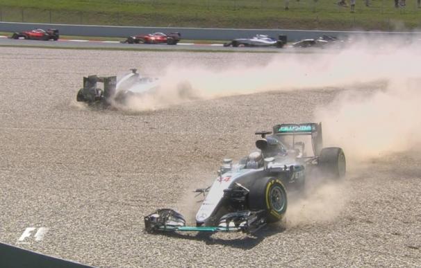 Hamilton se lleva por delante a Rosberg y los Mercedes quedan fuera en la primera vuelta