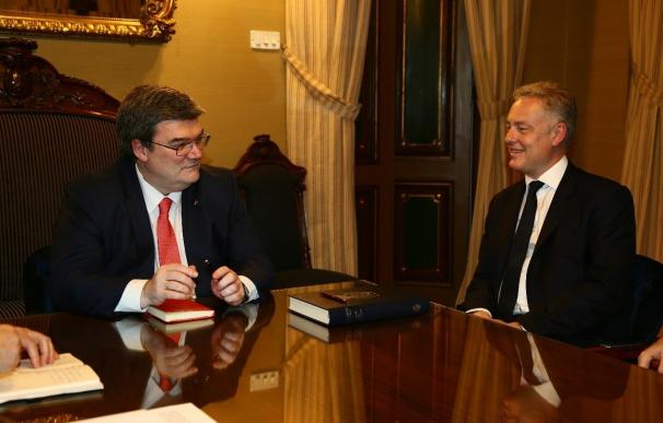 El alcalde de Bilbao recibe el embajador del Reino Unido en España, Simon Manley