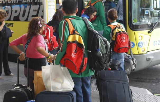 Largas colas de peregrinos "muy cansados" en el aeropuerto de Barajas
