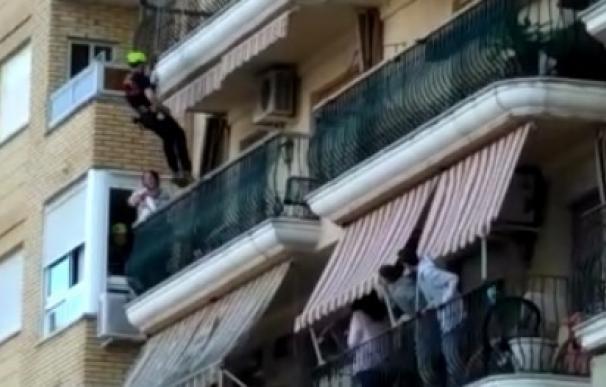 Los bomberos reducen a una mujer que amenazaba con lanzarse desde un balcón con sus dos hijos