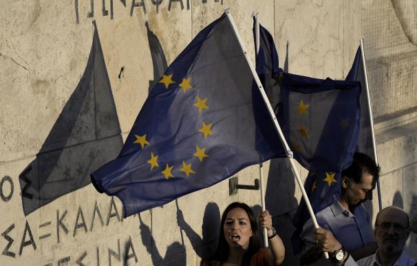 Decenas de griegos protestan delante del parlamento de Grecia en Atenas