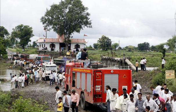 Mueren 40 peregrinos al volcar el tractor en que viajaban en la India