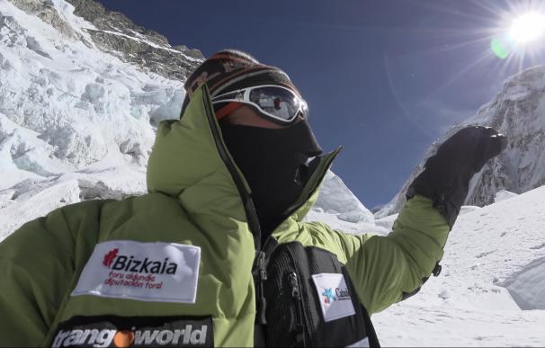Alex Txikon abandona su intento de coronar el Everest debido a las dificultades climatológicas