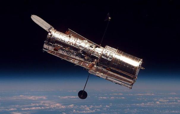 El Hubble, lanzado en 1990, fue el primer telescopio en el espacio y es considerado uno de los instrumento más valiosos de la astronomía, ya que ayudó a determinar la edad del universo.