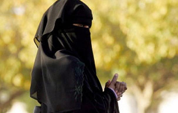 Cancela su boda tras descubrir que el "niqab" escondía una mujer barbuda | flickr, Veiled lady