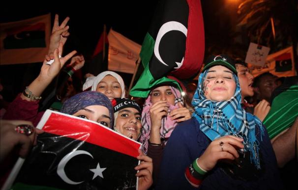 Miles de refugiados libios en Túnez regresan a Libia