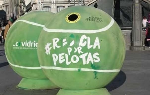 El Consejo de Mujeres de Madrid exige la retirada de contenedores de 'Recicla por pelotas' por "machista"