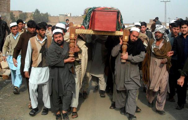 Doce muertos en doble ataque contra un complejo policial en el noroeste paquistaní