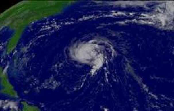 El huracán "Irene" tiene en la mira a EE.UU. mientras azota al Caribe