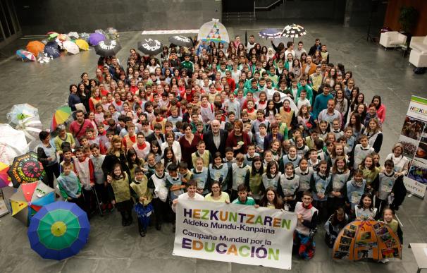 El Parlamento foral celebra la Semana de Acción Mundial por la Educación, con la participación de 300 escolares