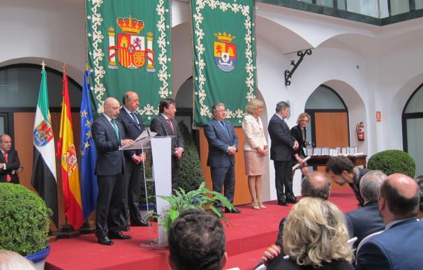 Guillermo Fernández Vara y Juan Ignacio Zoido coinciden en reivindicar el papel de la política