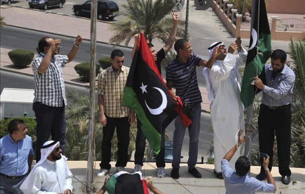 Rebeldes libios entran en la embajada libia de Ankara e izan la bandera del CNT