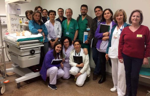 Médicos y enfermeros aprenden simulación clínica en La Fe de València con robots que hacen de bebés