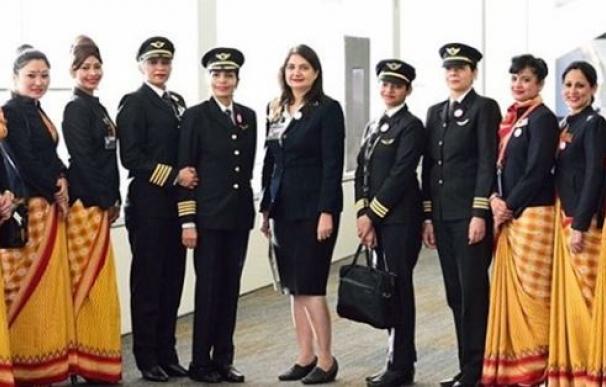 Primer vuelo alrededor del mundo con una tripulación sólo de mujeresa