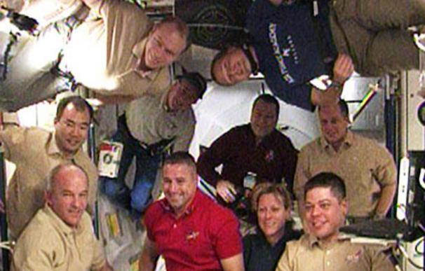 Los astronautas del Endeavour concluyen su primera caminata espacial en la EEI