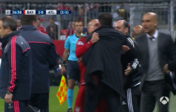 Ribéry tuvo que parar a Simeone en una bronca con el banquillo del Bayern