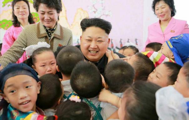 Kim Jong-un realiza una visita de Año Nuevo a un orfanato junto a su hermana