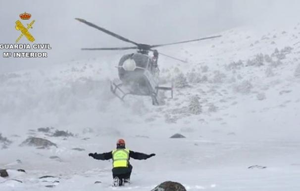 La Guardia Civil rescata a 12 excursionistas desorientados en el pico de Peñalara