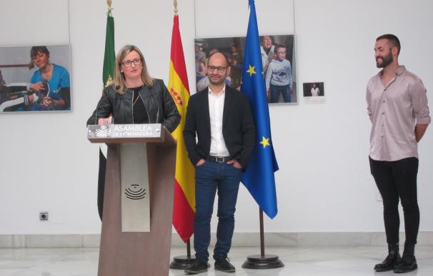 Una exposición fotográfica muestra en la Asamblea de Extremadura la labor de los terapeutas ocupacionales en la región