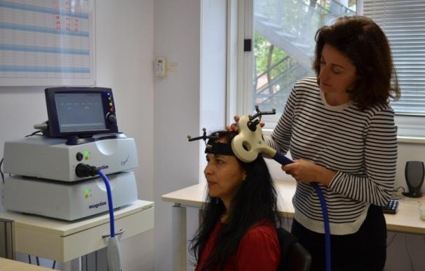 Investigan con estimulación magnética transcraneal para mejorar la memoria de pacientes con Alzheimer o Párkinson