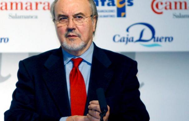 Solbes asegura que España "está saliendo de la crisis, pero va a seguir con una alta tasa de paro"
