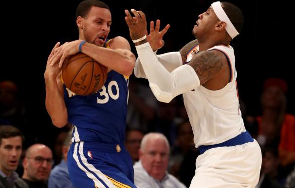 Stephen Curry lucha por un balón con Carmelo Anthony durante el Warriors - Knicks.