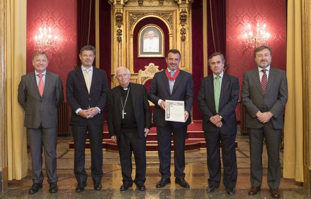 Rafael Catalá impone la Cruz de San Raimundo de Peñafort al vicerrector general de la UCV, Ricardo García
