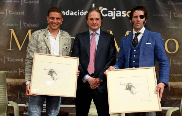 Padilla y Joaquín Sánchez llenan la Fundación Cajasol para el Mano a Mano y hablar de fútbol y toros
