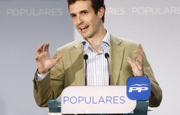 El PP advierte a Podemos que la bandera del corralito griego es mala para hacer campaña en España